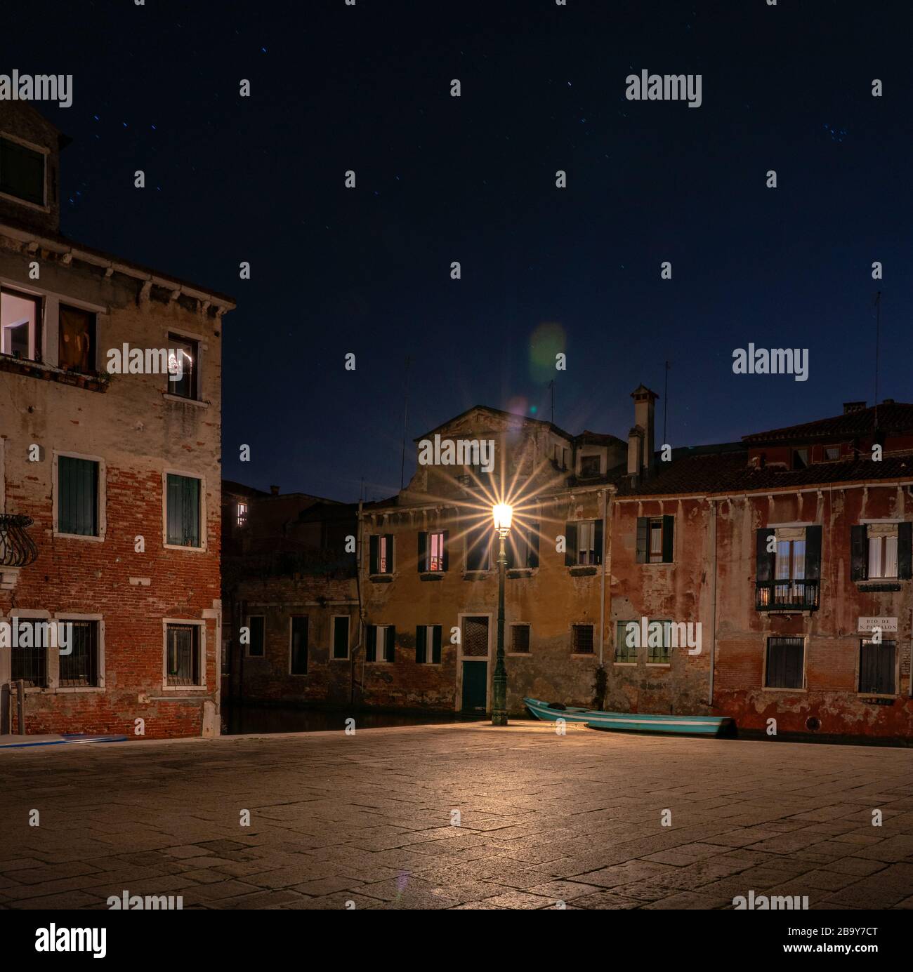 Nachtfoto von Häusern, Straßen und Wasserkanälen in Venedig, Italien Stockfoto