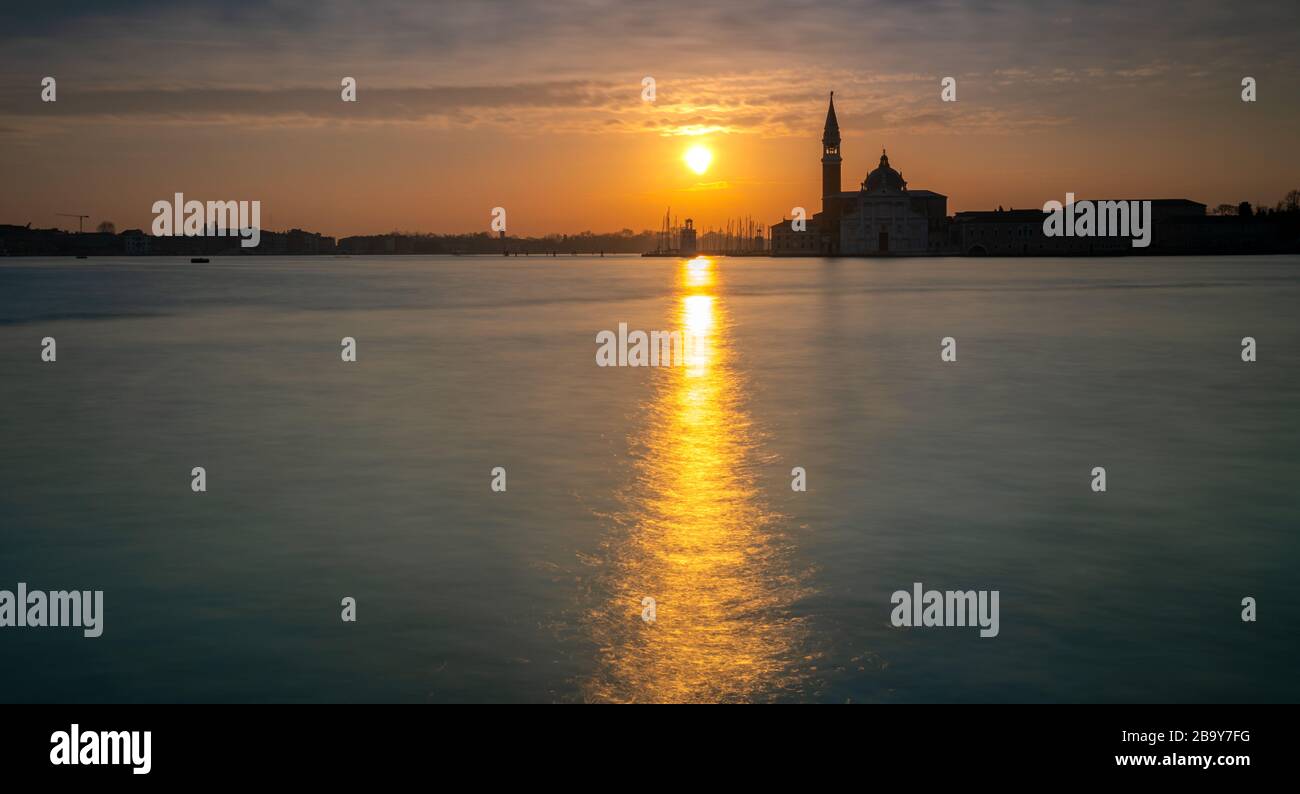 Häuser, Wasserkanäle, Sehenswürdigkeiten, Markusplatz und Markusturm, Menschen und Touristen in der italienischen Stadt Venedig Stockfoto