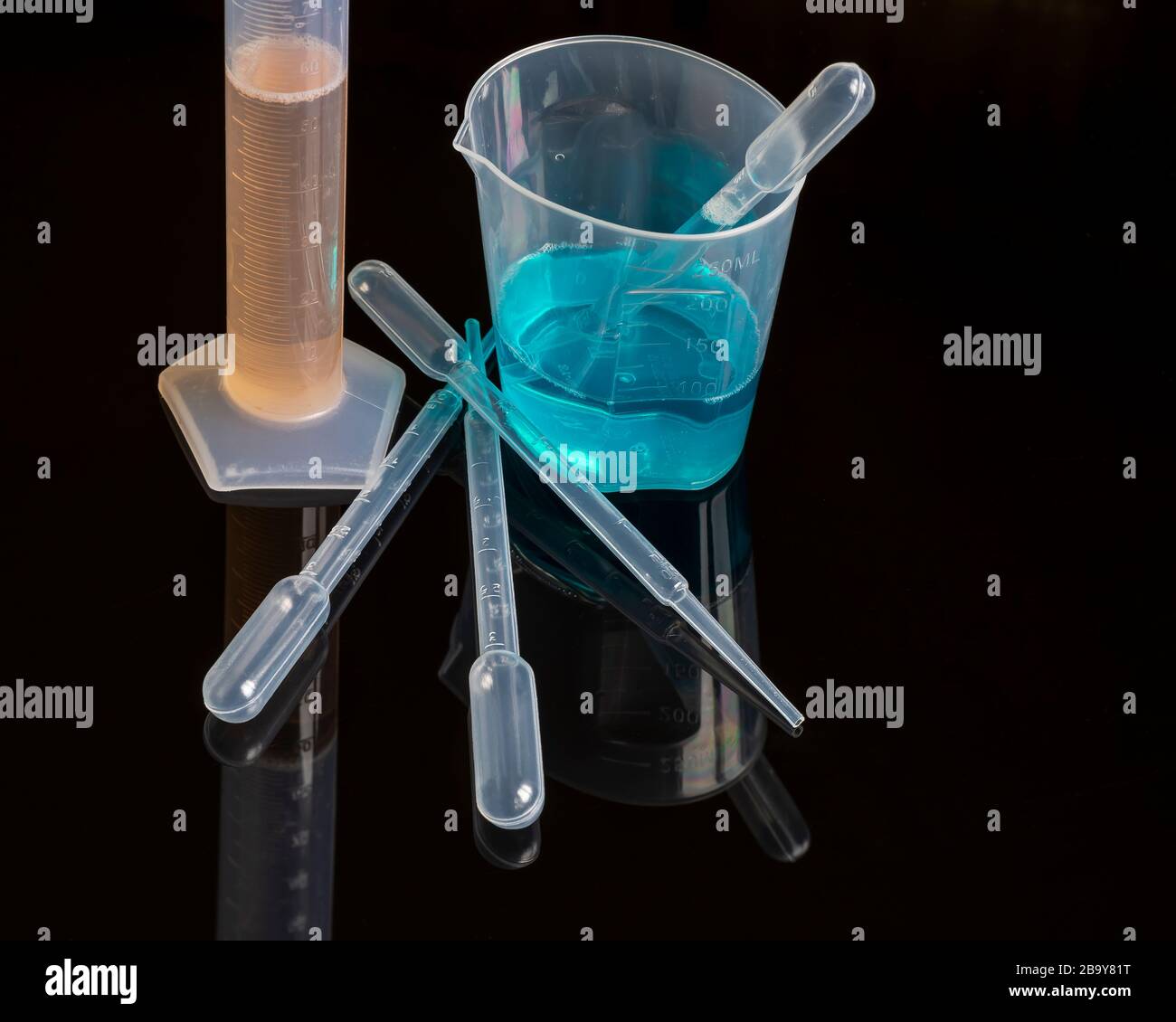 Zusammensetzung von Instrumenten und typischen Laborgeräten für die chemische Analyse mit farbigen Flüssigkeiten Stockfoto