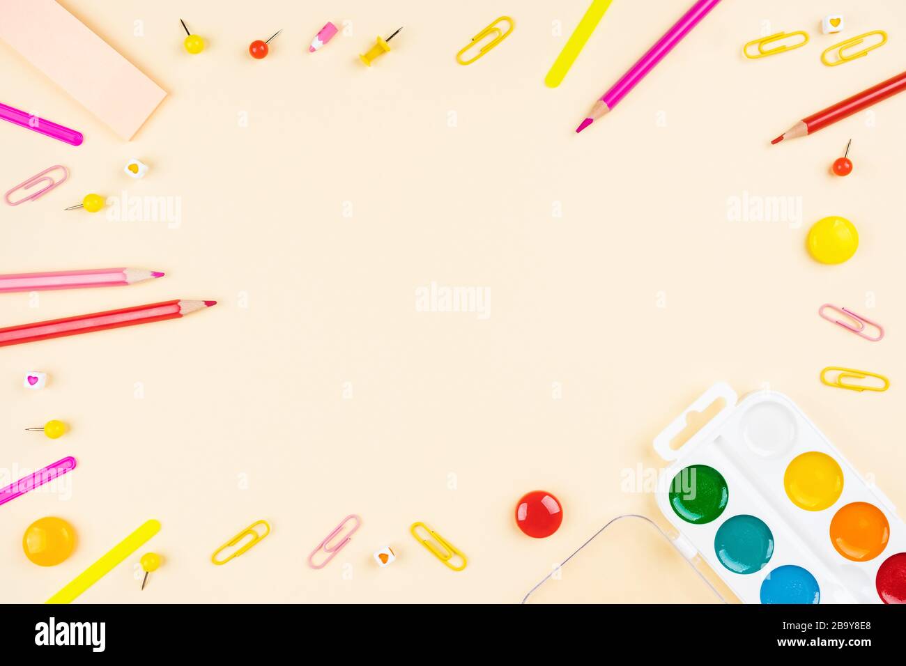 Schulbedarf auf gelbem Hintergrund. Zurück zum Schulbild. Stockfoto