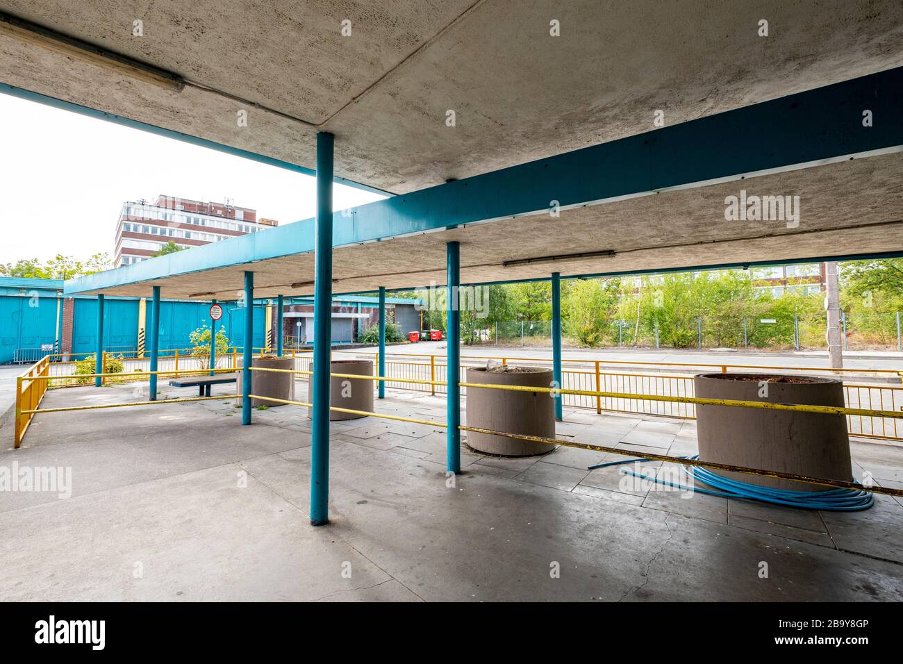 Pflanzentöpfe oder Betondekoration am Busbahnhof in Crewe Cheshire UK Stockfoto