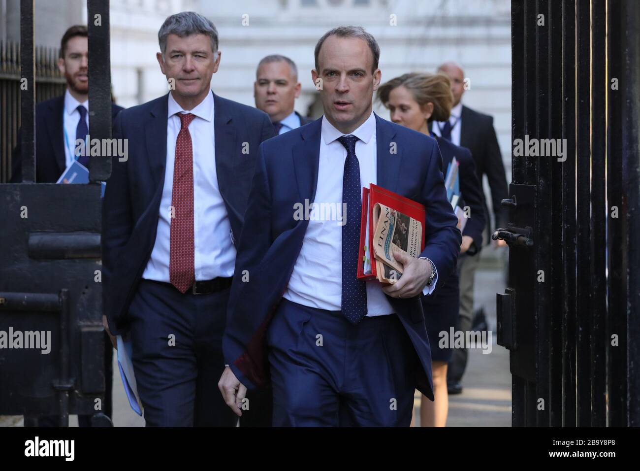 London, Großbritannien. März 2020. Der britische Außenminister Dominic Raab erreicht am 25. März 2020 die 10 Downing Street in London, Großbritannien. Das britische Foreign and Commonwealth Office (FCO) hat seinen ausländischen Staatsangehörigen am Montag empfohlen, jetzt nach Hause zurückzukehren, wenn noch kommerzielle Flüge verfügbar sind. Die Anzahl der bestätigten Fälle von COVID-19 in Großbritannien erreichte am Dienstagmorgen 8.077, einschließlich 422 Todesfällen, nach der höchsten Zahl vom Gesundheits- und Sozialministerium. Kredit: Tim Ireland/Xinhua/Alamy Live News Stockfoto