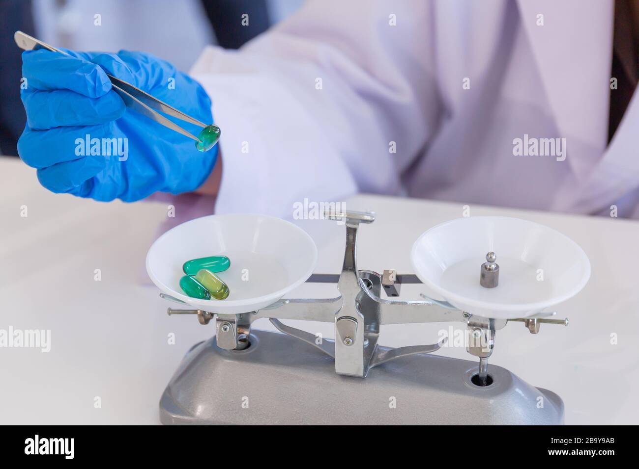 Asiatische Wissenschaftlerin hält das Medikament in einem Wissenschaftslabor. Sie experimentiert und erforscht. Stockfoto