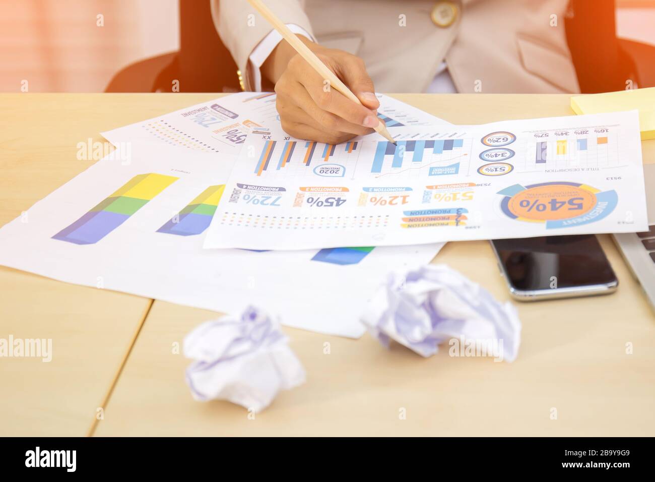 Nahaufnahme der Business Executive Analyse Diagramm in finanziellen Bericht mit Daten Stockfoto