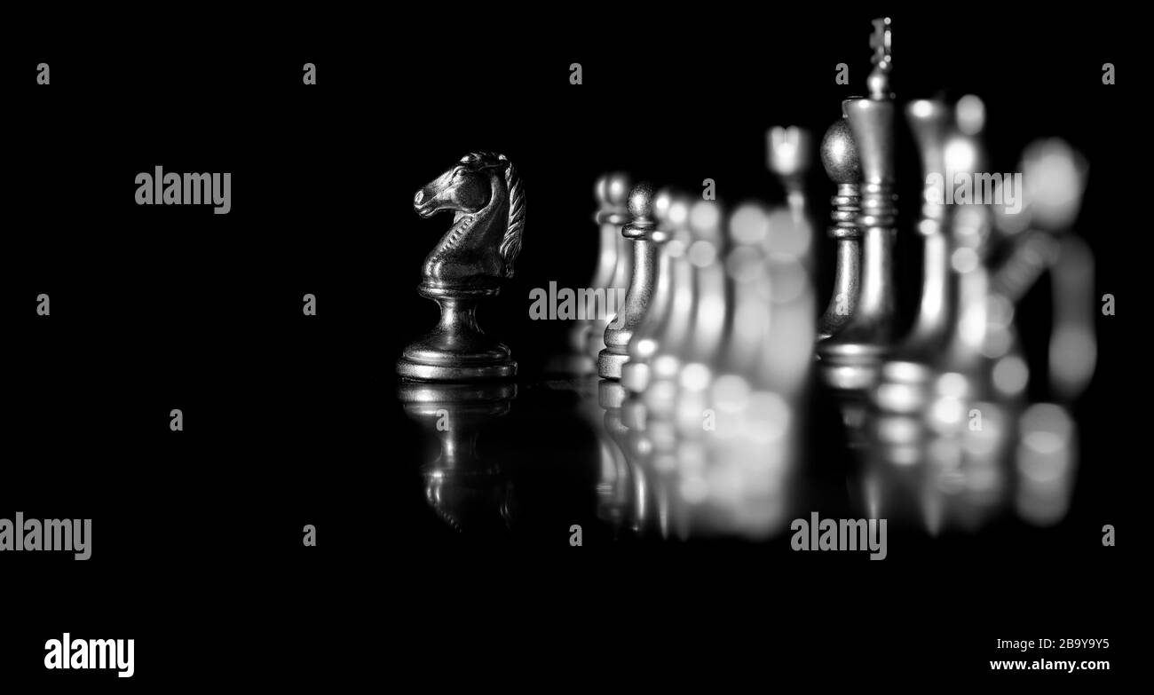 Stücke auf Schachbrett für Spiel und Strategie Ritter Königreich gaming Stockfoto