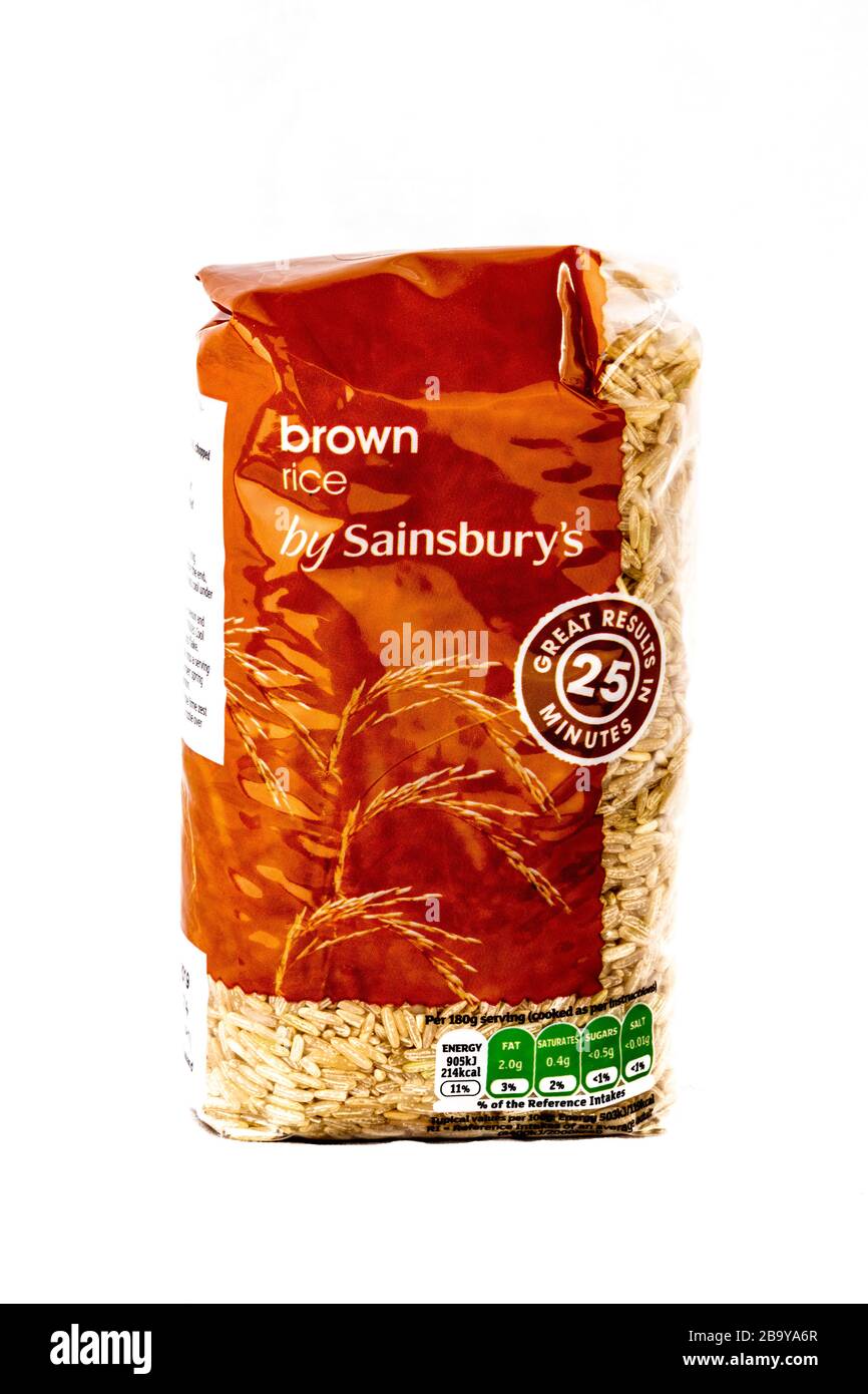 Sainsburys brauner Reis, brauner Reis, braune Reispackung, Packung, Packung, braune Reispackung, weißer Hintergrund, Kopierraum, isoliert, Produkt, Produkte, Artikel, Artikel, Stockfoto
