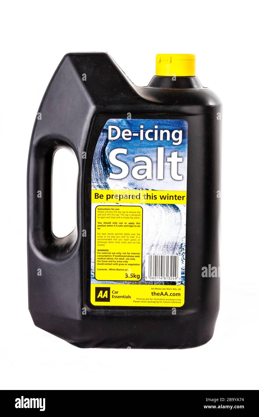 Auftausalz, Streusalz, Wessalz, Auftausalz, Eiswürzmittel, Auftausalz, Salz, weißer Hintergrund, Kopierraum, isoliert, Produkt, Produkte, Artikel, Artikel, Stockfoto
