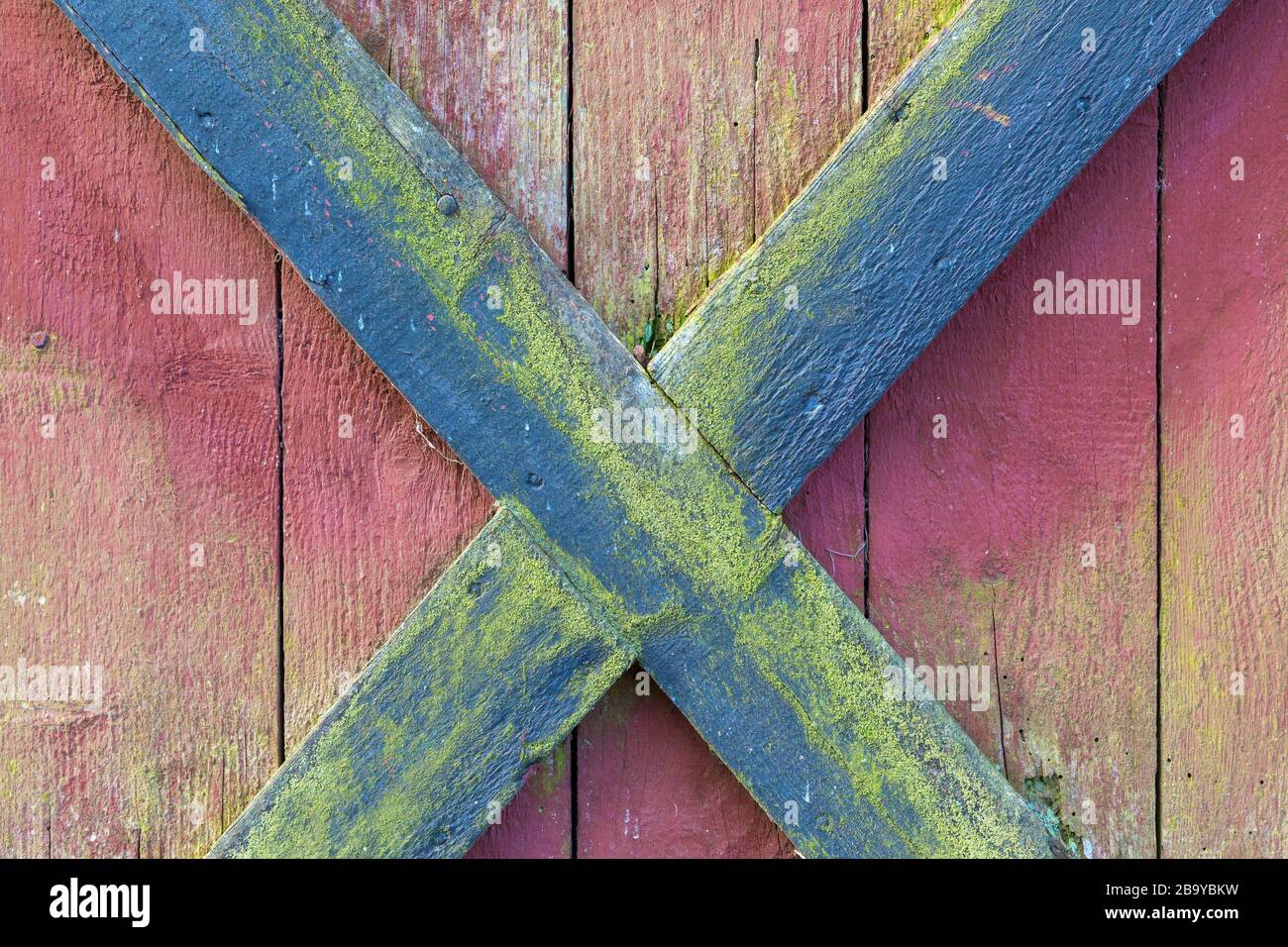 Schwarz-rotes Kreuz in einer Scheune Stockfoto