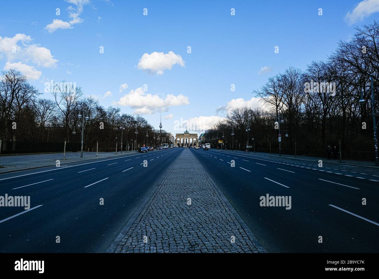 Die Straße des 17. Juni mit Blick auf das Brandenburger Tor am Freitag, 28. Februar 2020 in Tiergarten, Berlin. . Foto von Julie Edwards. Stockfoto