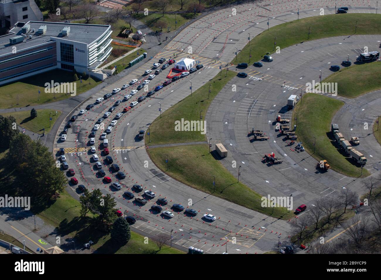 Holmdel, Vereinigte Staaten. März 2020. Ein Luftbild der COVID-19-Community-basierten Prüfstelle am Bergen Community College in Paramus, N.J.aus Sicht eines UH-72 Lakota-Hubschraubers der Nationalgarde von New Jersey, 24. März 2020. Der in Partnerschaft mit der Federal Emergency Management Agency eingerichtete Teststandort ist mit dem Gesundheitsministerium von New Jersey, der Staatspolizei von New Jersey und der Nationalgarde von New Jersey besetzt. Foto von SPC. Michael Schwenk/USA Army National Guard/UPI Credit: UPI/Alamy Live News Stockfoto