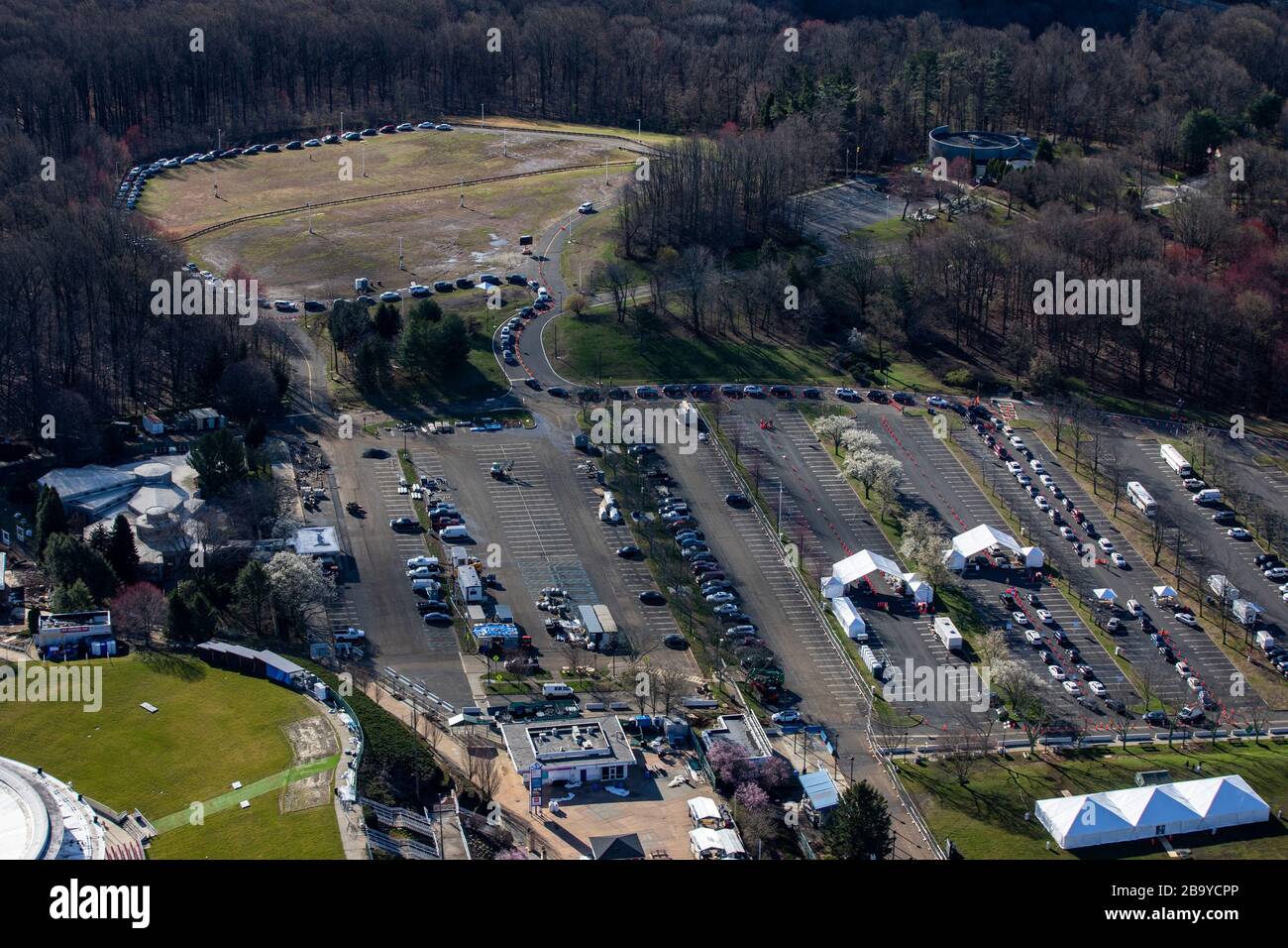 Holmdel, Vereinigte Staaten. März 2020. Ein Luftbild der COVID-19-Community-basierten Prüfstelle im PNC Bank Arts Center in Holmdel, N.J.aus Sicht eines UH-72 Lakota Hubschraubers der Nationalgarde von New Jersey, 24. März 2020. Der in Partnerschaft mit der Federal Emergency Management Agency eingerichtete Teststandort ist mit dem Gesundheitsministerium von New Jersey, der Staatspolizei von New Jersey und der Nationalgarde von New Jersey besetzt. Foto von SPC. Michael Schwenk/USA Army National Guard/UPI Credit: UPI/Alamy Live News Stockfoto