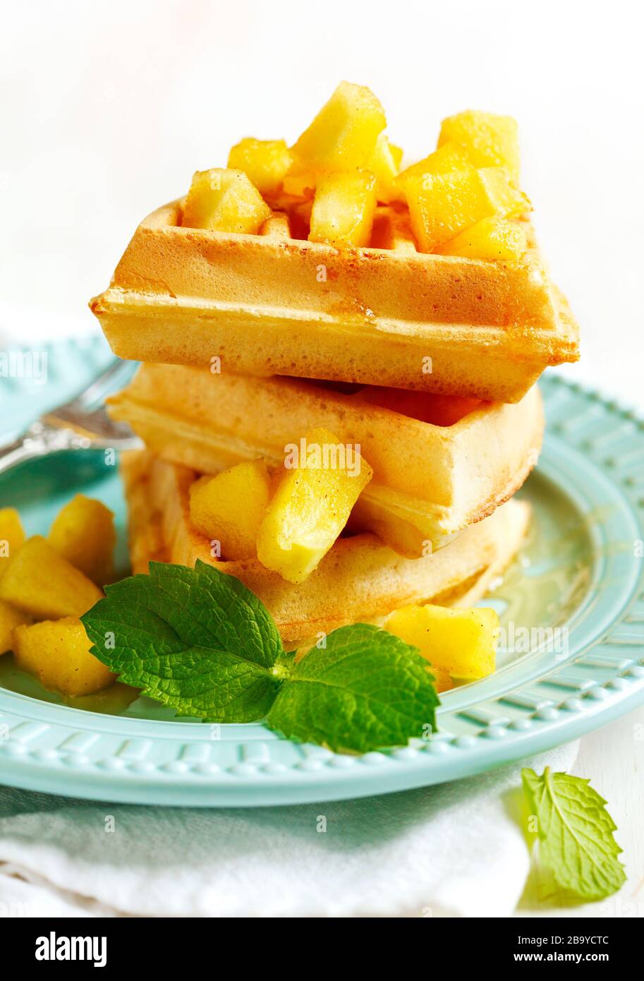 Belgische Waffeln mit karamellisiertem Apfel und Honig Stockfoto