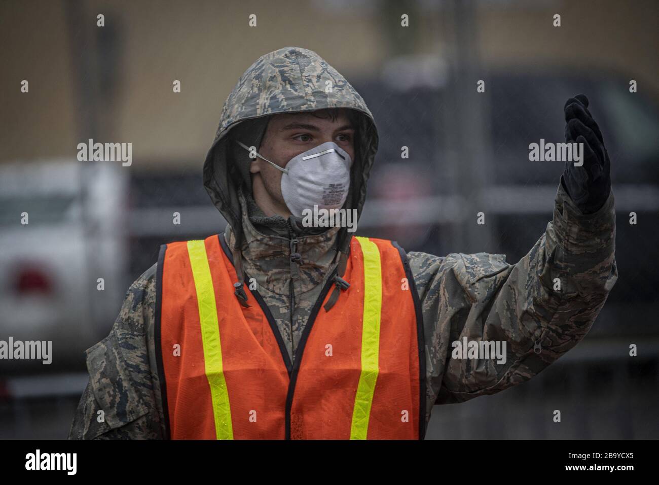 Holmdel, Vereinigte Staaten. März 2020. Ein Luftwaffenflieger der New Jersey Air Guard aus dem 108. Flügel bietet am 23. März 2020 die Verkehrskontrolle auf einem COVID-19-gemeinschaftsbasierten Testplatz im PNC Bank Arts Center in Holmdel, N.J.an. Der in Partnerschaft mit der Federal Emergency Management Agency eingerichtete Teststandort ist mit dem Gesundheitsministerium von New Jersey, der Staatspolizei von New Jersey und der Nationalgarde von New Jersey besetzt. Foto von Master Sgt. Matt Hecht/USA Air National Guard/UPI Credit: UPI/Alamy Live News Stockfoto