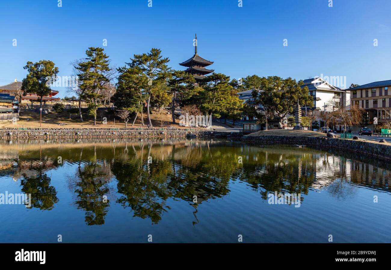 Ein Bild der Pagode des Kofuku-JI-Tempels vom Sarusawanoike-Teich (Nara). Stockfoto