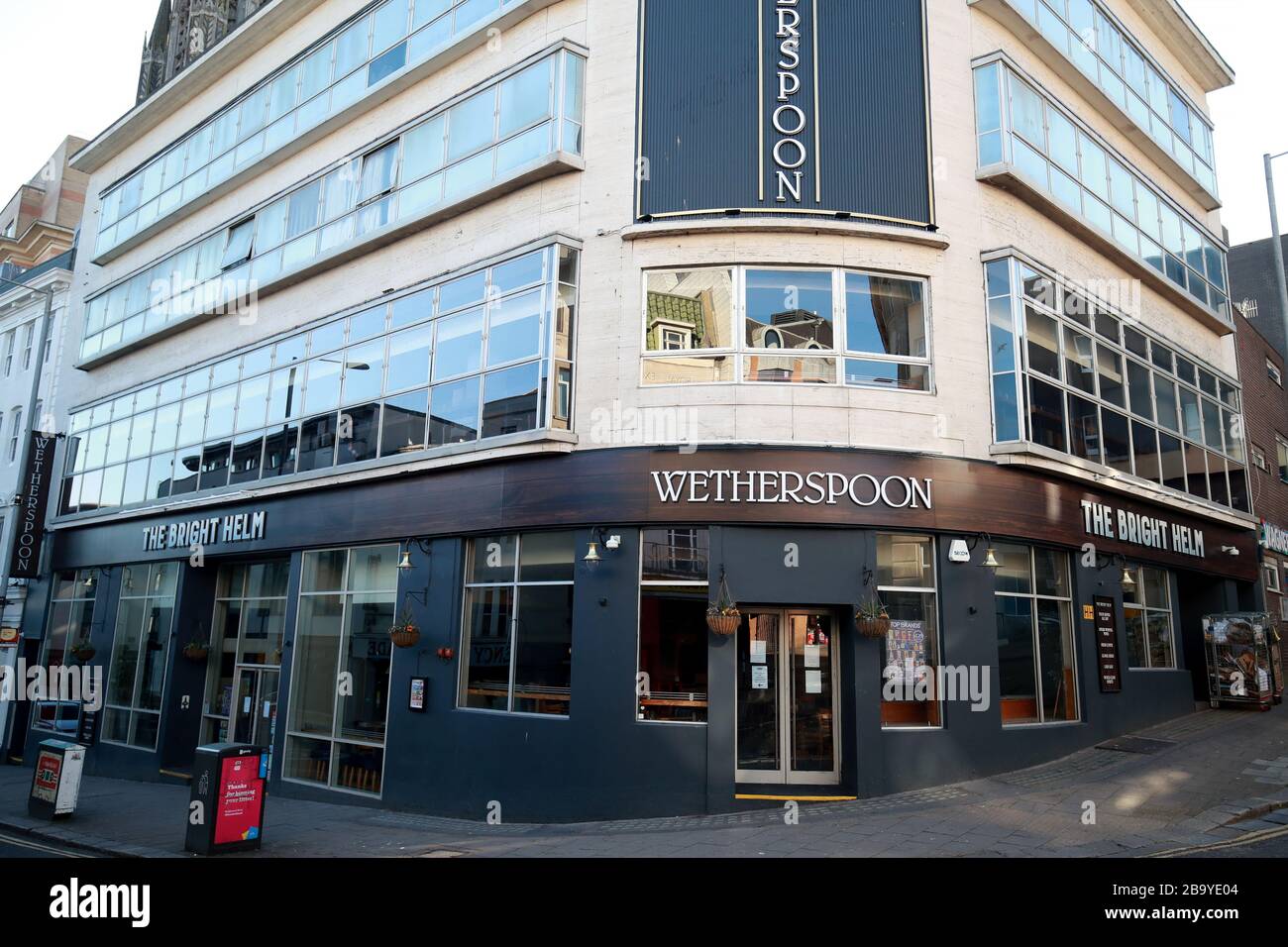 Der helle Helm-Wetherspoons-Pub in Brighton sitzt geschlossen, nachdem Premierminister Boris Johnson die Entscheidung getroffen hatte, Großbritannien in einen Lockdown zu stellen, um die Ausbreitung des Coronavirus einzudämmen. Stockfoto