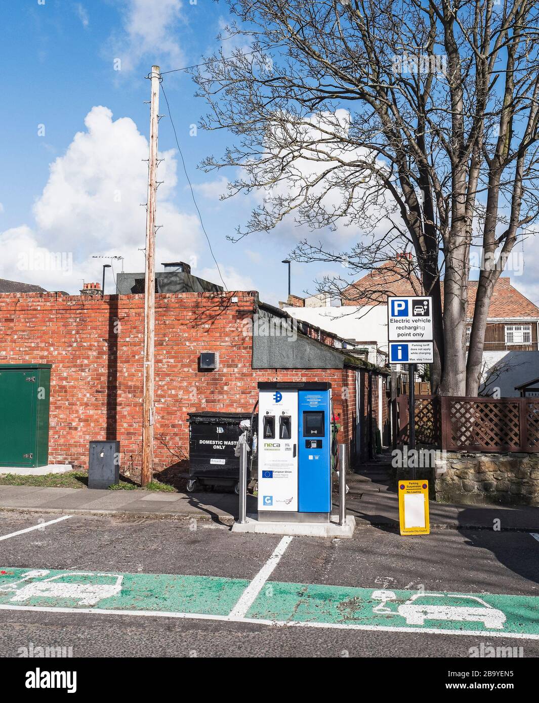 Ladestelle und Bucht von Elektrofahrzeugen in Gosforth, Newcastle upon Tyne, Großbritannien Stockfoto
