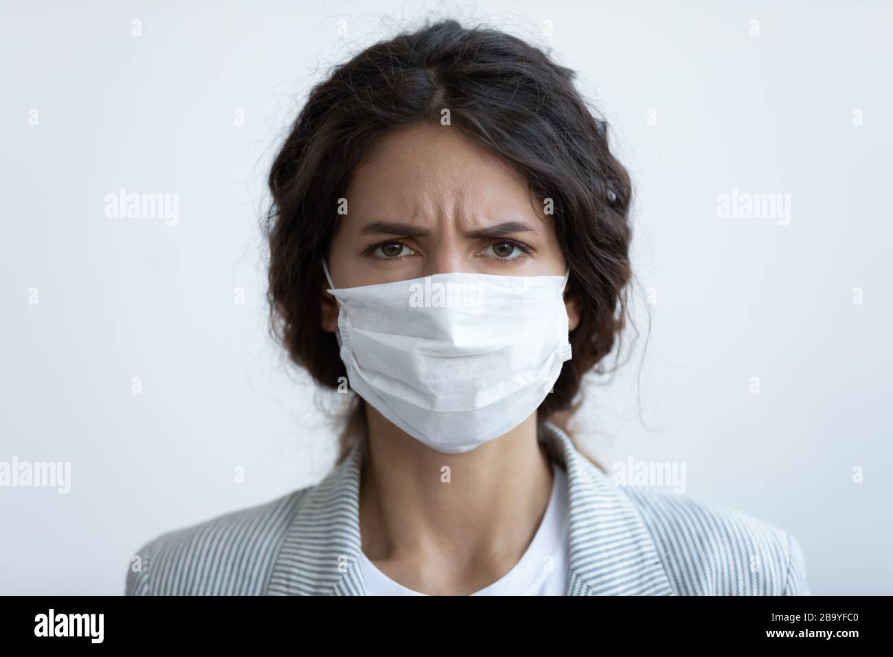 Portrait der ängstlichen Frau in der medizinischen Maske besorgt über Pandemie Stockfoto