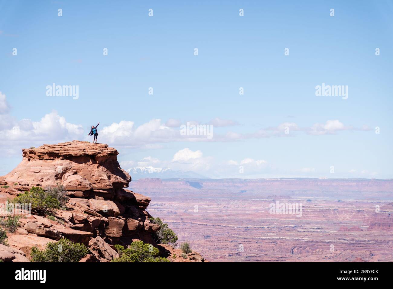 Mädchen tanzt mit Fallenlassen im Canyonlands National Park Utah. Stockfoto