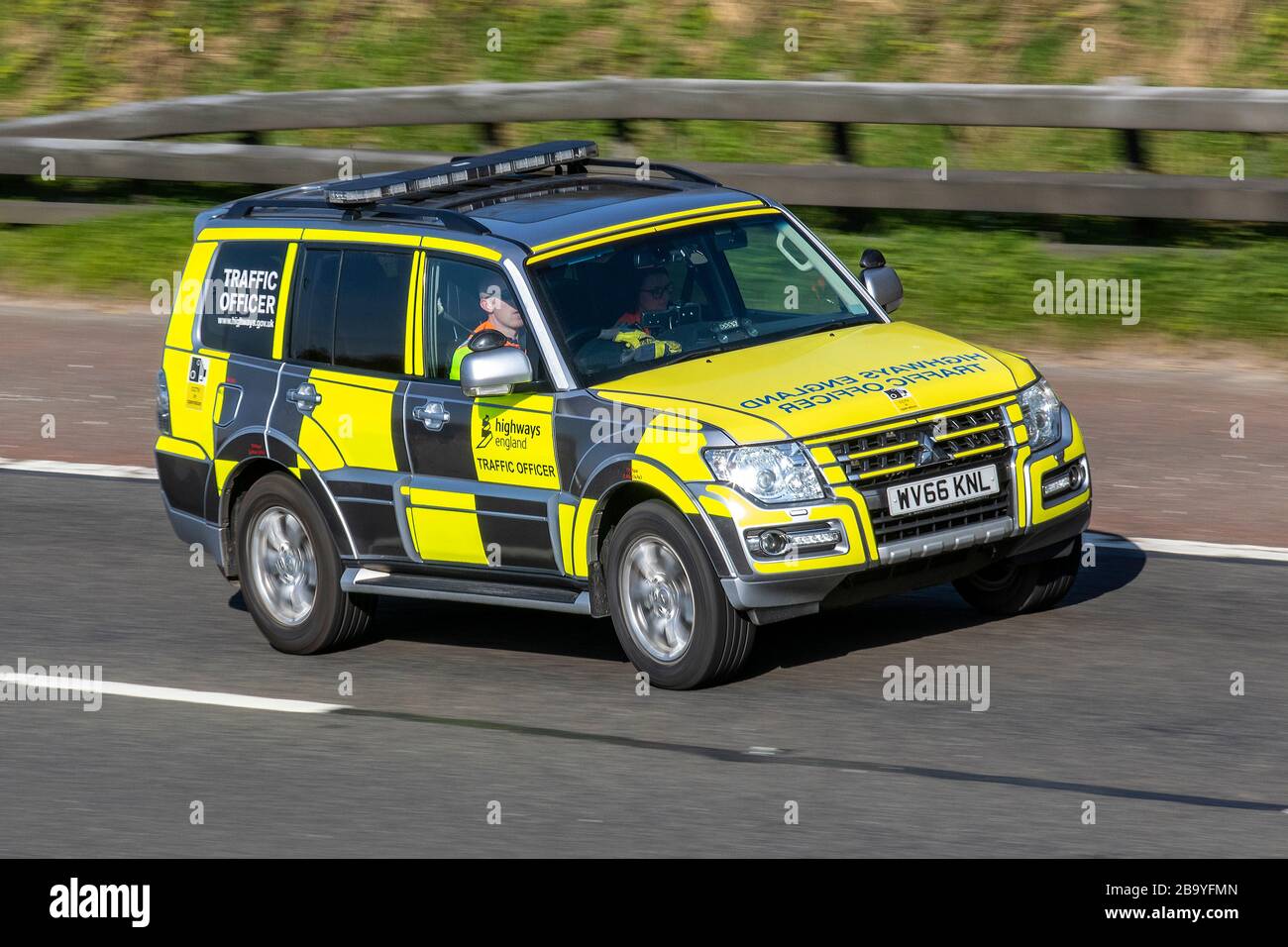 2017 Mitsubishi Shogun SG3 DI-D LWB Auto; Highways Agency Traffic Officer Moving Vehicles, Vehicle Driving, Roads, Motors, Motoring on the M6 Autobahn Stockfoto