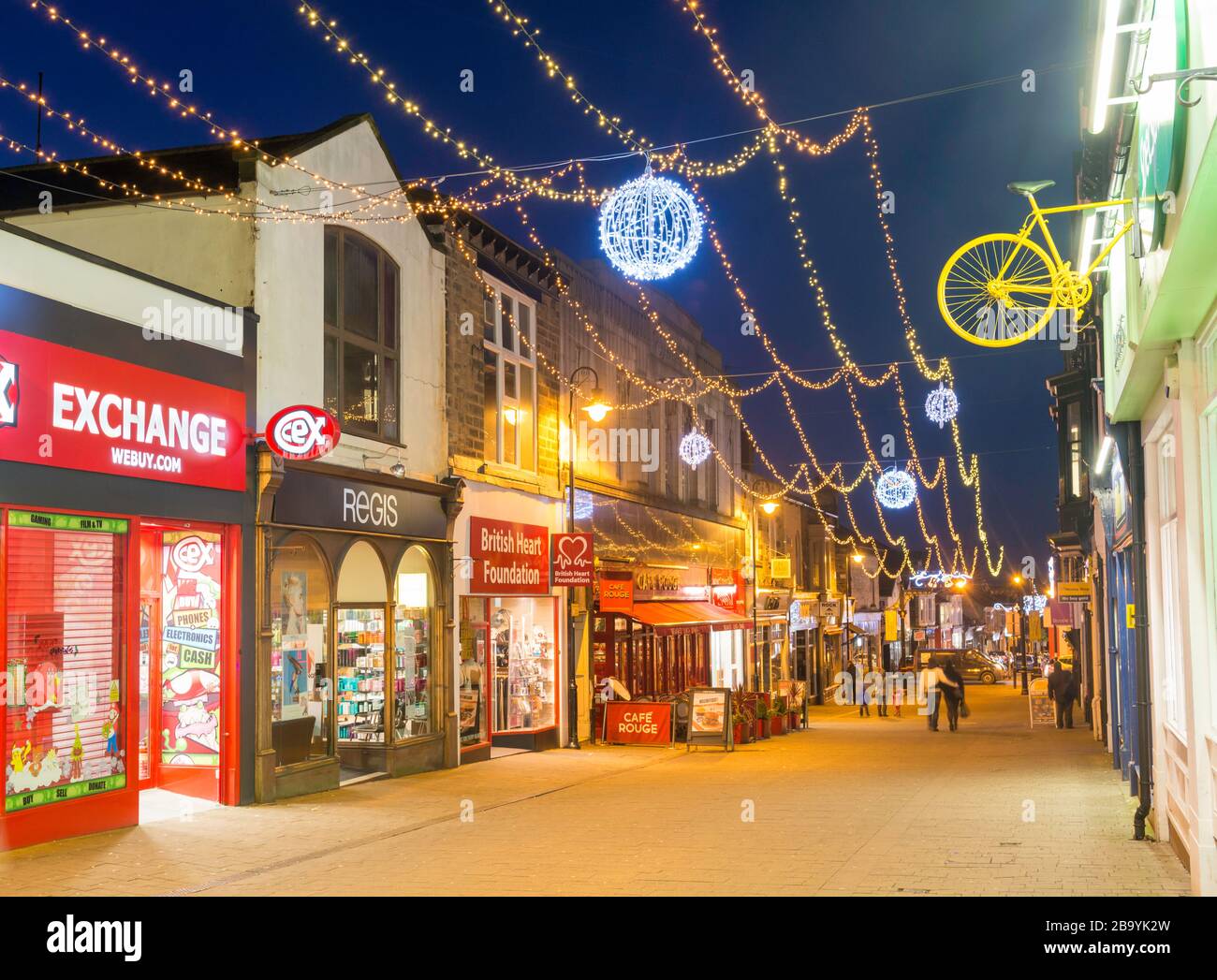 Blick auf die Weihnachtsdekorationen und die Lichter in der Beulah Street in Harrogate, North Yorkshire Stockfoto