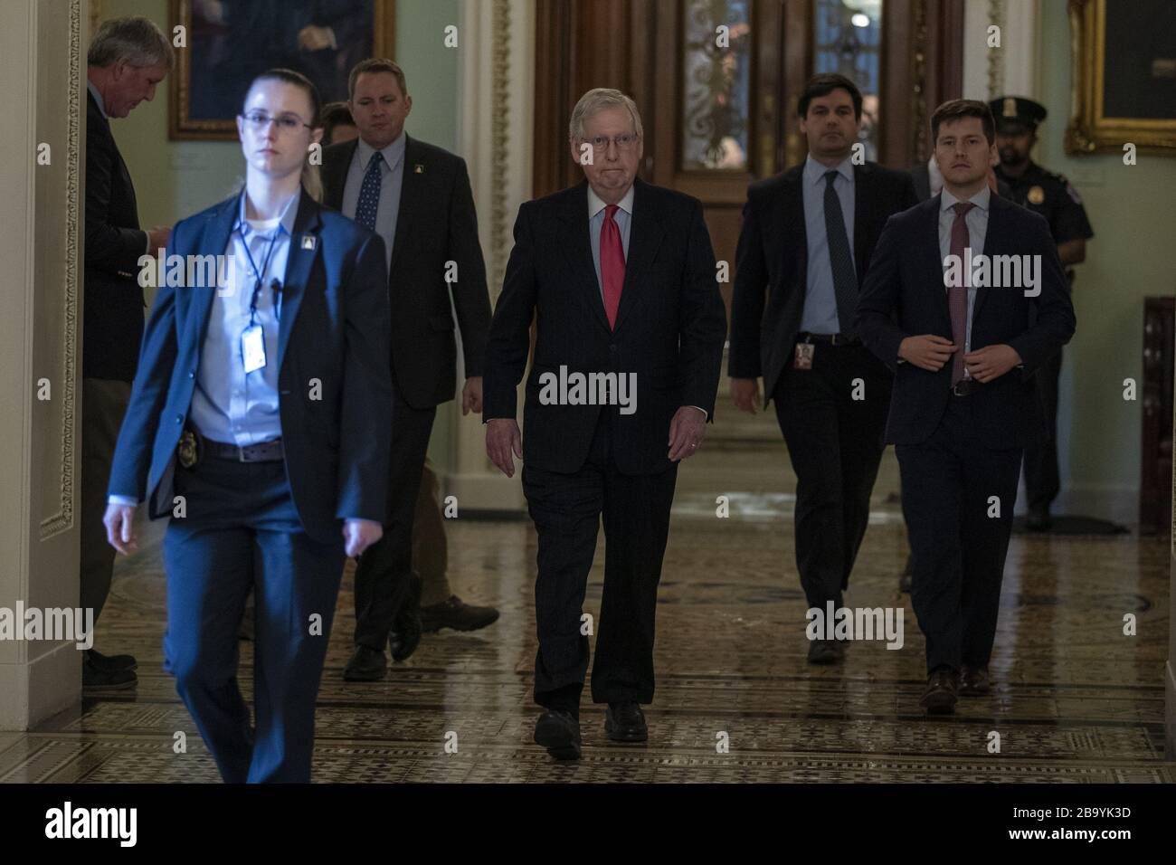 Washington DC, USA. März 2020. Mehrheitsführer Mitch McConnell läuft aus der senatskammer und leitet am Mittwoch, den 25. März 2020, sein Büro auf dem Kapitol Hill in Washington, DC. Der Senat wird am Mittwoch nach einer Einigung mit dem Weißen Haus über einen Gesetzesentwurf über zwei Billionen Dollar Coronavirus abstimmen. Credit: UPI/Alamy Live News Stockfoto