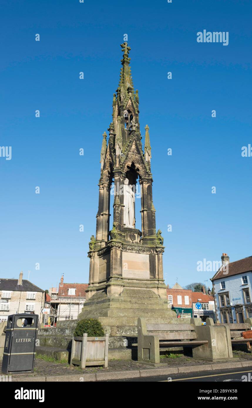 Prominentes Denkmal für den 2. Baron Feversham auf dem Marktplatz von Helmsley, North Yorkshire Stockfoto
