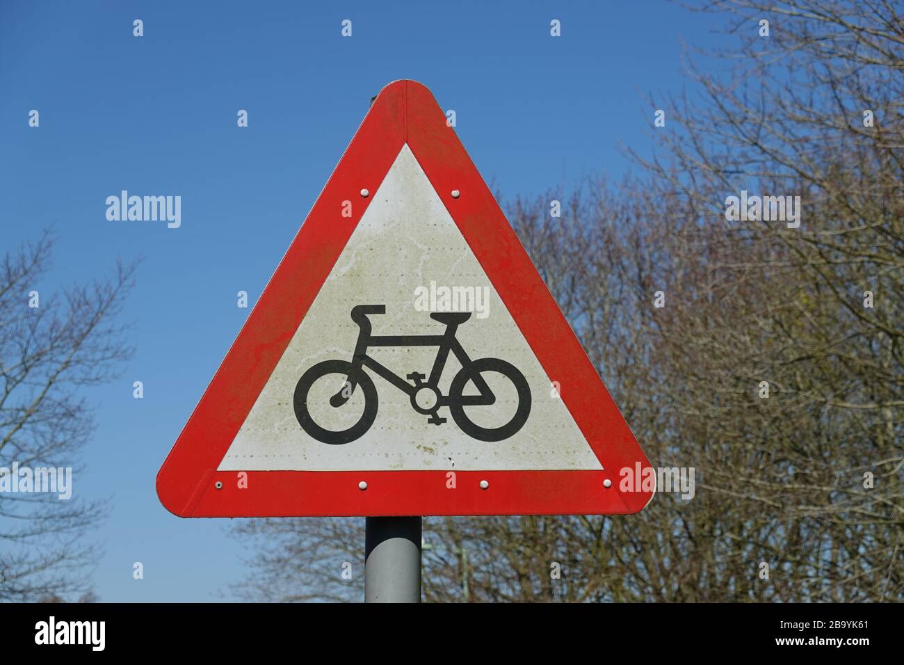 Martlesham Heath, Suffolk - 25. März 2020: Achtung, Warnschild für Radfahrer in der Nähe einer Schule. Stockfoto