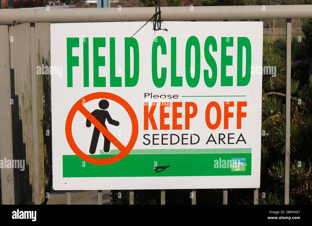 Vancouver, Kanada - Februar 29,2020: Nahaufnahme Blick auf das Schild "Feld geschlossen Bitte halten Sie sich von der Aussaat entfernt" in der Nähe des Museum of Vancouver Stockfoto