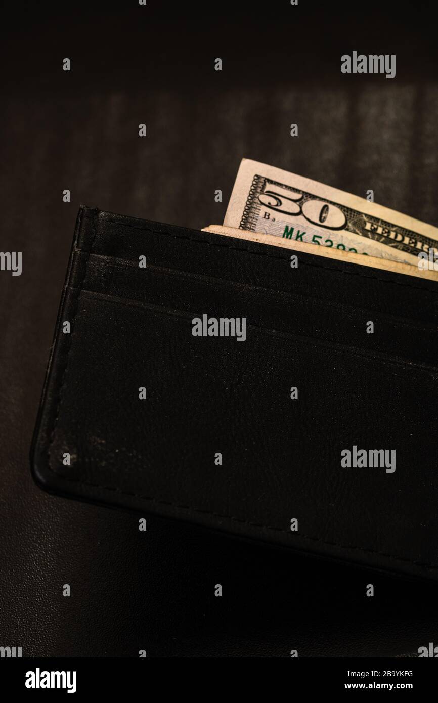 Mann Geldbörse mit Geld auf den Tisch, Geldbörse mit Dollar Stockfoto