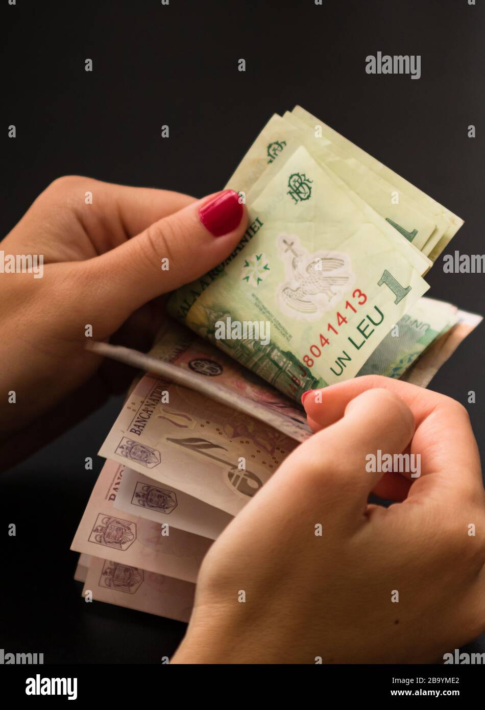 Frau Geld zählen, zählen LEI Nahaufnahme Stockfoto
