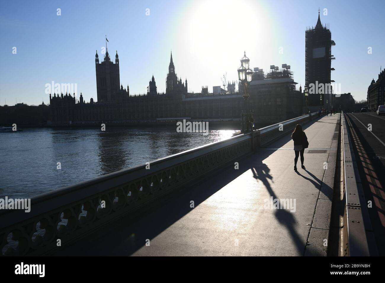 Eine ruhige Westminster Bridge, London, in der normalerweise geschäftigen Hauptverkehrszeit am Abend, nachdem Premierminister Boris Johnson die Entscheidung getroffen hatte, Großbritannien in einen Sperrfall zu bringen, um die Ausbreitung des Coronavirus einzudämmen. Stockfoto