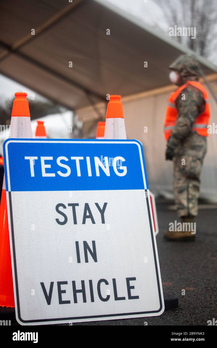 Mitglieder der New Jersey Air National Guard leiten den Verkehr auf einer COVID-19-Community-basierten Testseite im PNC Bank Arts Center am 23. März 2020 in Holmdel, New Jersey. Stockfoto