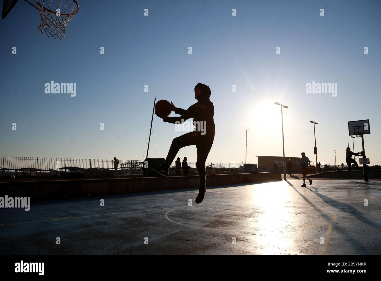 Ein Junge spielt Basketball am Brighton Beach, nachdem Premierminister Boris Johnson die Entscheidung getroffen hatte, Großbritannien in einen Sperrklock zu stellen, um die Ausbreitung des Coronavirus einzudämmen. Stockfoto