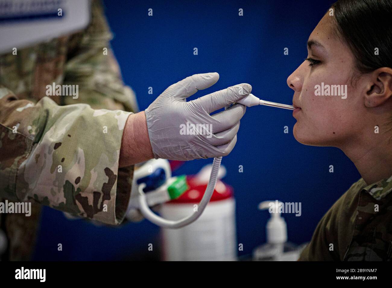 Ein Mitglied der New Jersey Air National Guard hat ihre Temperatur während des medizinischen Screenings überprüft, nachdem sie zur Pflicht aufgerufen wurde, bei der Pandemiereaktion COVID-19, Coronavirus, am 19. März 2020 in Teaneck, New Jersey, zu helfen. Stockfoto