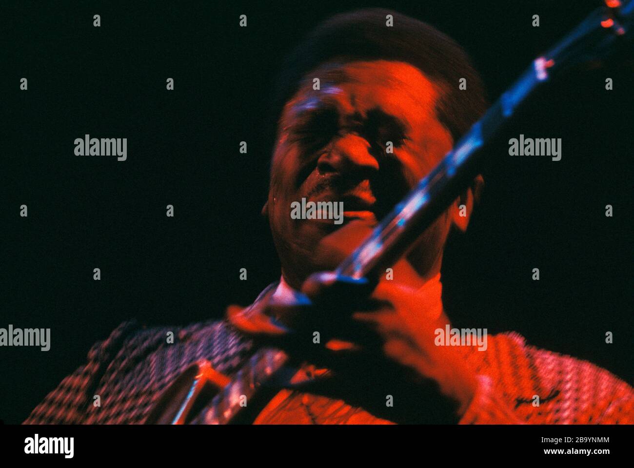 B. King-Blues-Sänger und Gitarrist, der 1973 auf der Bühne auftrat Stockfoto