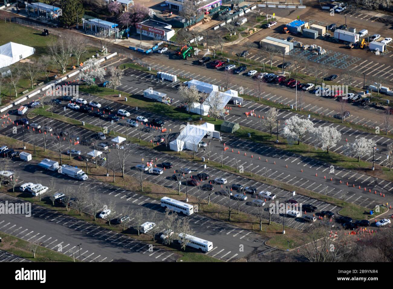 Luftaufnahme der Fahrzeuge, die auf der COVID-19-Community-basierten Testseite im PNC Bank Arts Center am 24. März 2020 in Holmdel, New Jersey, aufgereiht wurden. Stockfoto