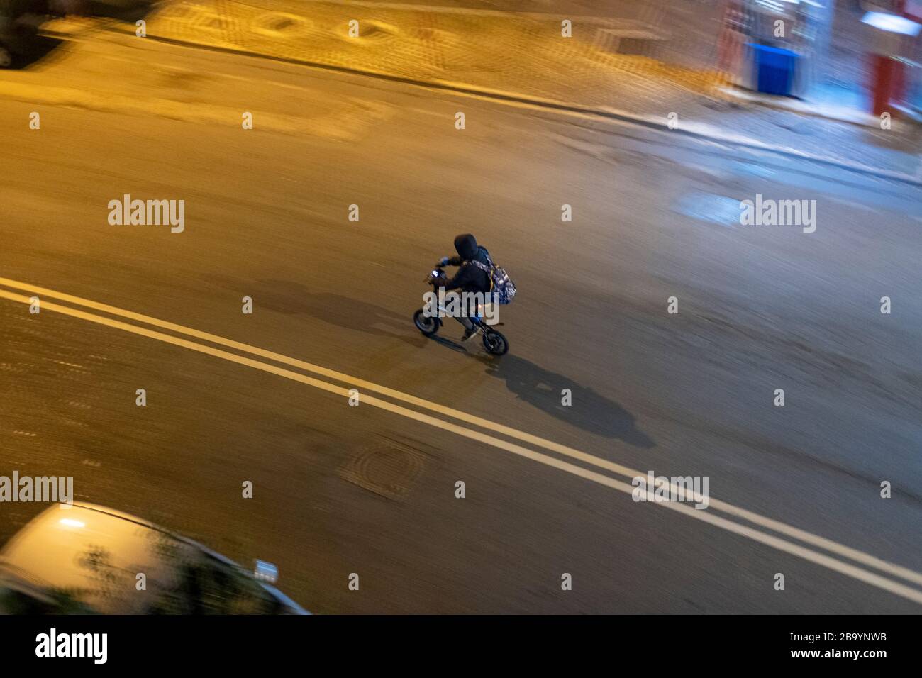 Einsamer Arbeiter, der mit dem Fahrrad nach Hause geht, Covid19 Emergency in Neapel, Italien Stockfoto