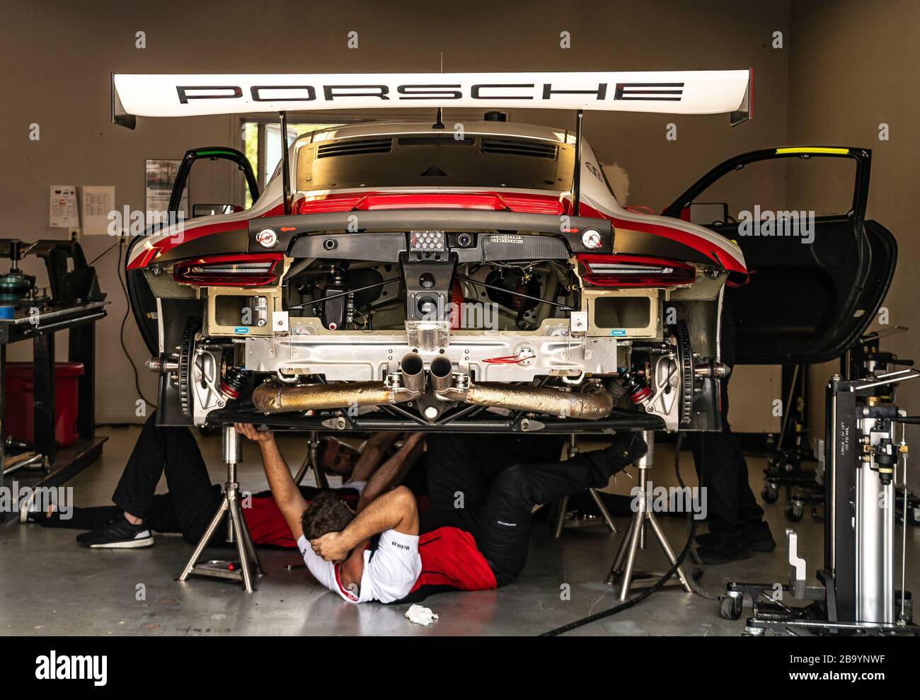 Rennwagen werden schnell gefahren, und die Porsche-Mechaniker wissen, was getan werden muss, um diesen 911 schneller als die Konkurrenz zu fahren. Stockfoto