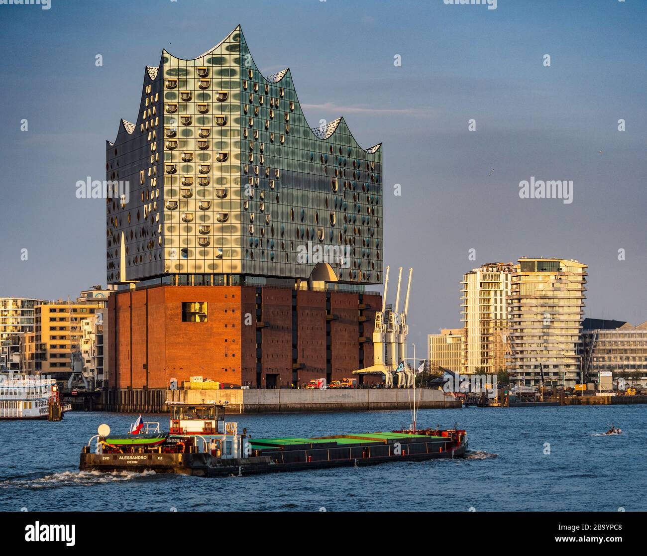 Fluss-Elbe-Schiffsverkehr in der Nähe der Elbphilharmonie Hamburg - Elbphilharmonie - Elbi - Konzerthalle Hamburg - Architekt Herzog & de Meuron - 2017. Stockfoto