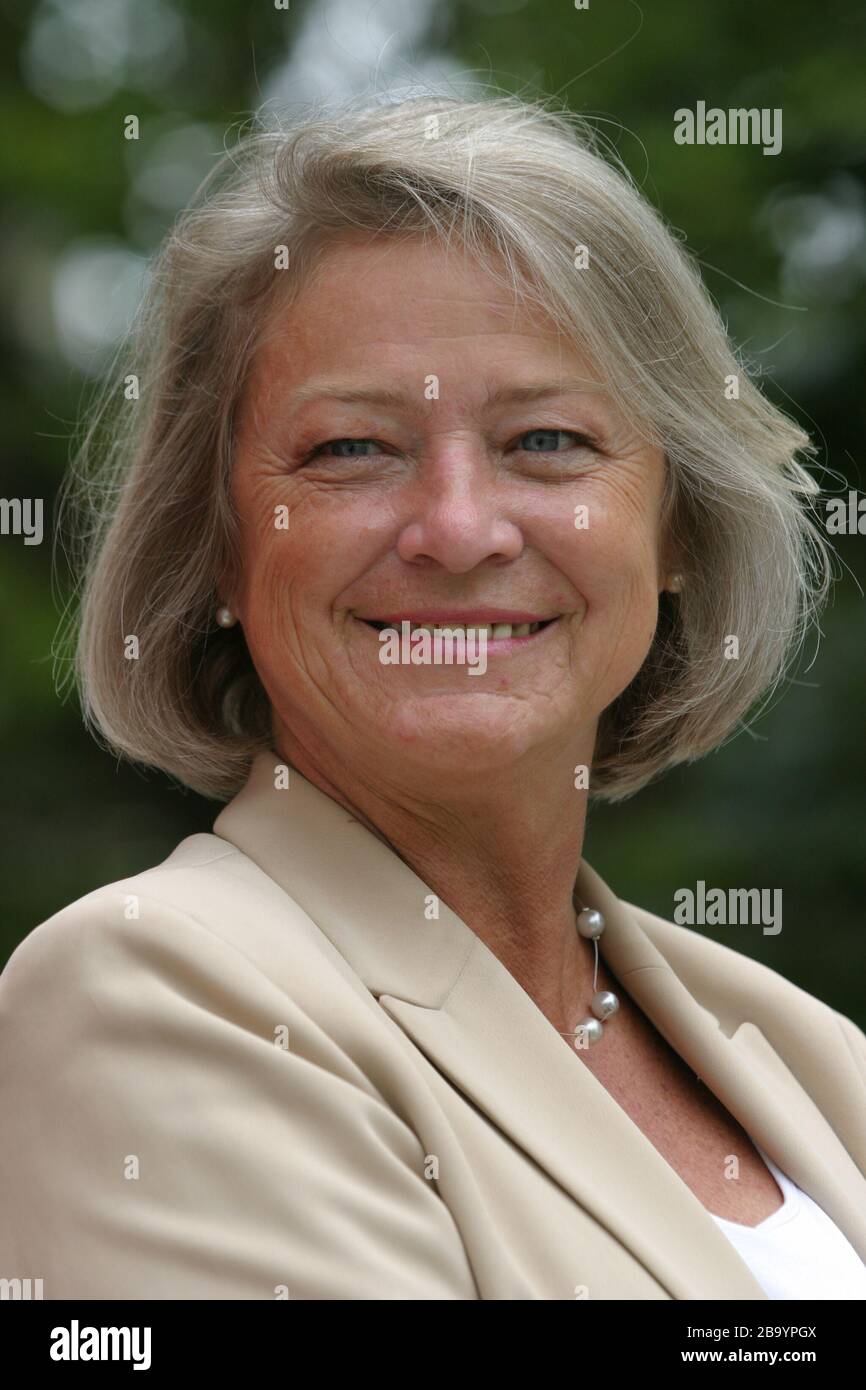 Kate Adie, BBC-Korrespondentin, beim Edinburgh International Book Festival, Edinburgh, Schottland, August 2003. Stockfoto