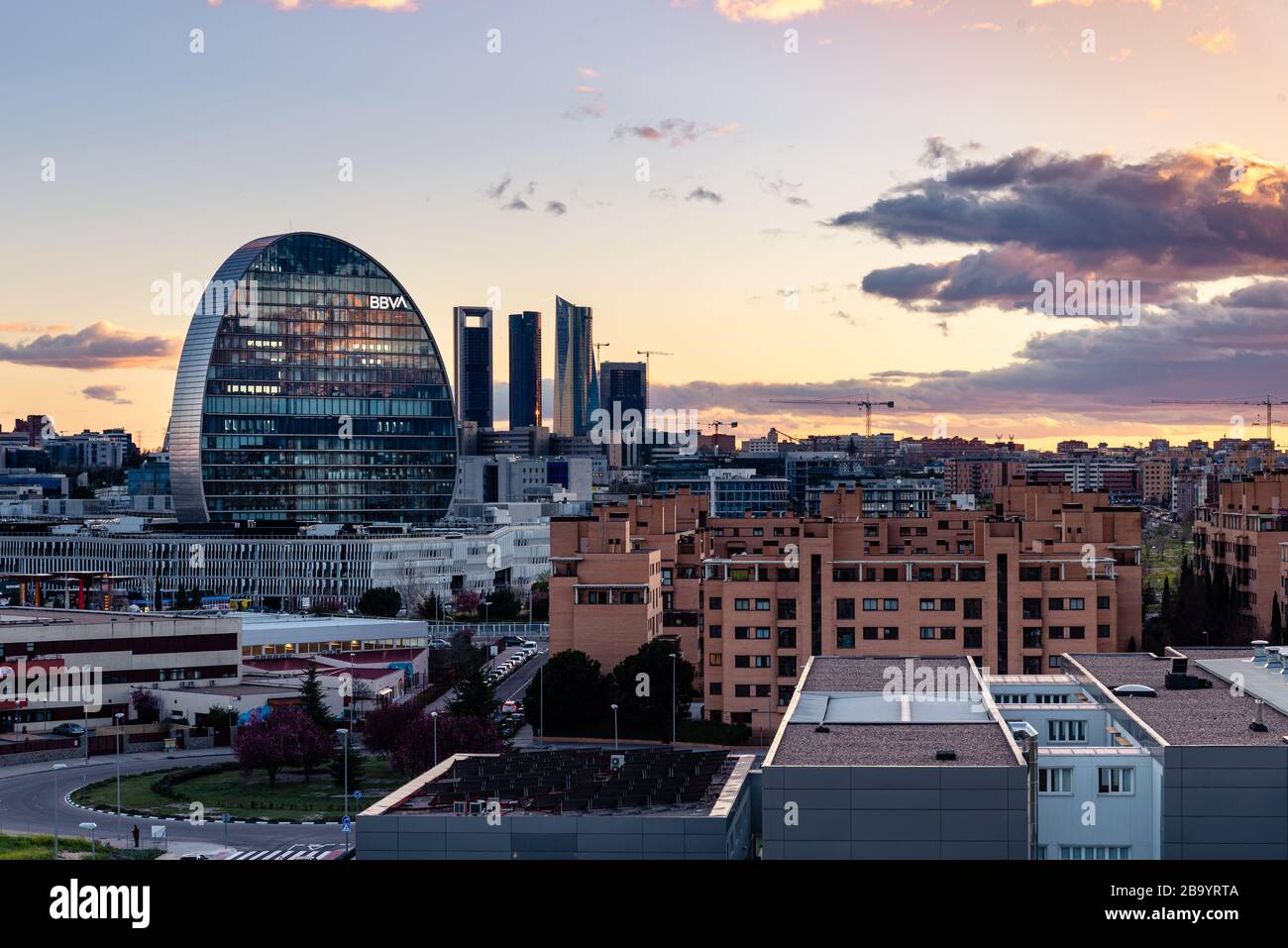 Madrid, Spanien - 7. März 2020: Blick auf die Skyline von Madrid mit Wohnviertel Las Tablas, Bürogebäude BBVA und Cuatro Torres Financial di Stockfoto