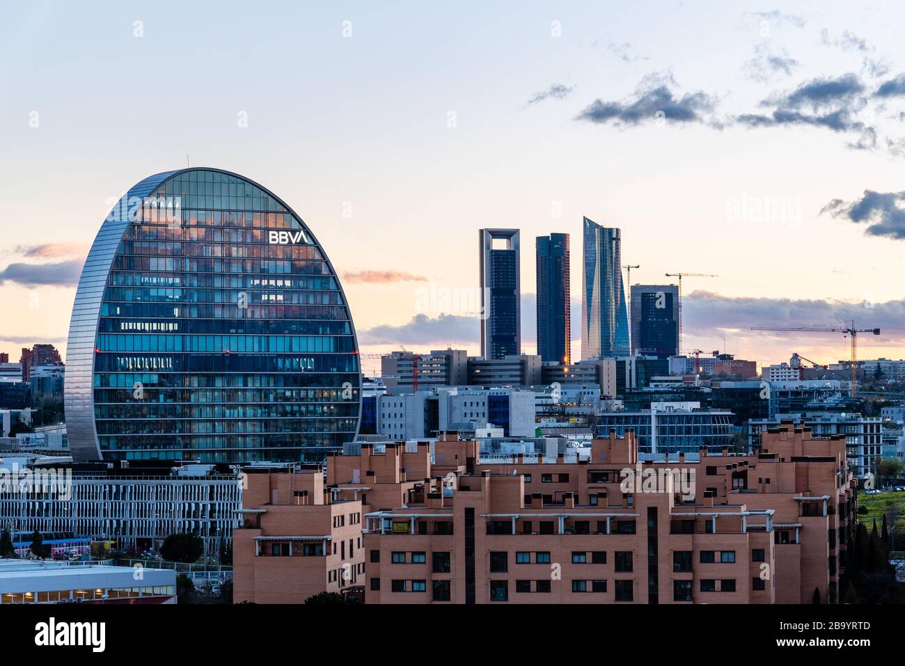 Madrid, Spanien - 7. März 2020: Blick auf die Skyline von Madrid mit Wohnviertel Las Tablas, Bürogebäude BBVA und Cuatro Torres Financial di Stockfoto