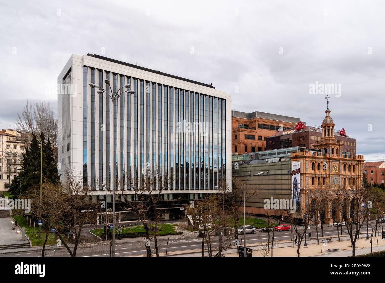 Madrid, Spanien - 8. März 2020: Stadtbild der Paseo de la Castellana Avenue mit modernem Bürogebäude und ABC Serrano Einkaufszentrum Stockfoto