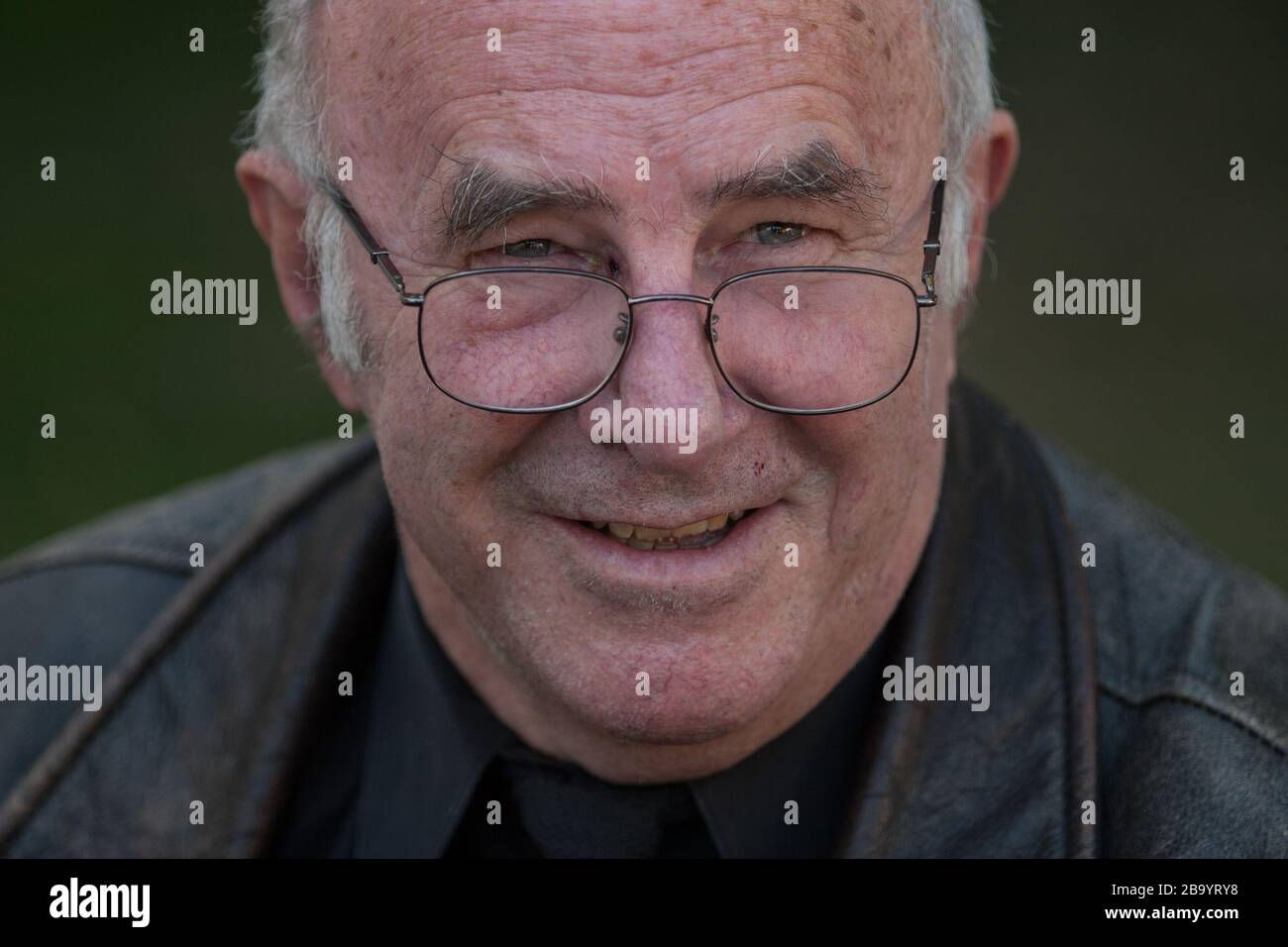 Clive James, ein australischer Autor, Kritiker, Sender, Dichter und Memoirist, auf dem Edinburgh International Book Festival, Edinburgh, Schottland, August 2003. Stockfoto