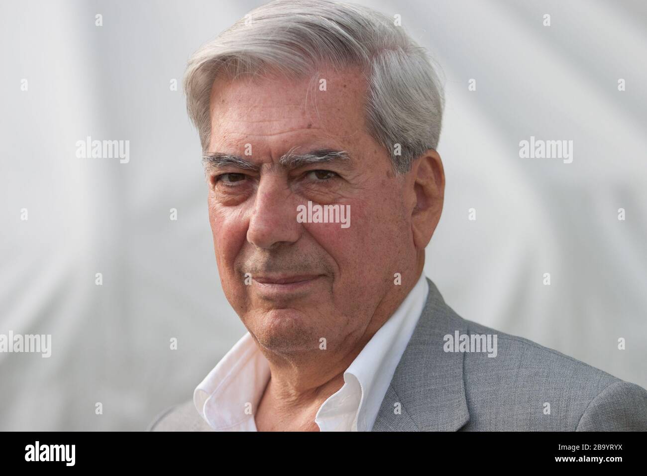 Mario Vargas Llosa, ein peruanischer Schriftsteller, Politiker, Journalist, Essayist und Nobelpreisträger, wurde im August 2003 auf dem Edinburgh International Book Festival in Edinburgh, Schottland, vorgestellt. Stockfoto