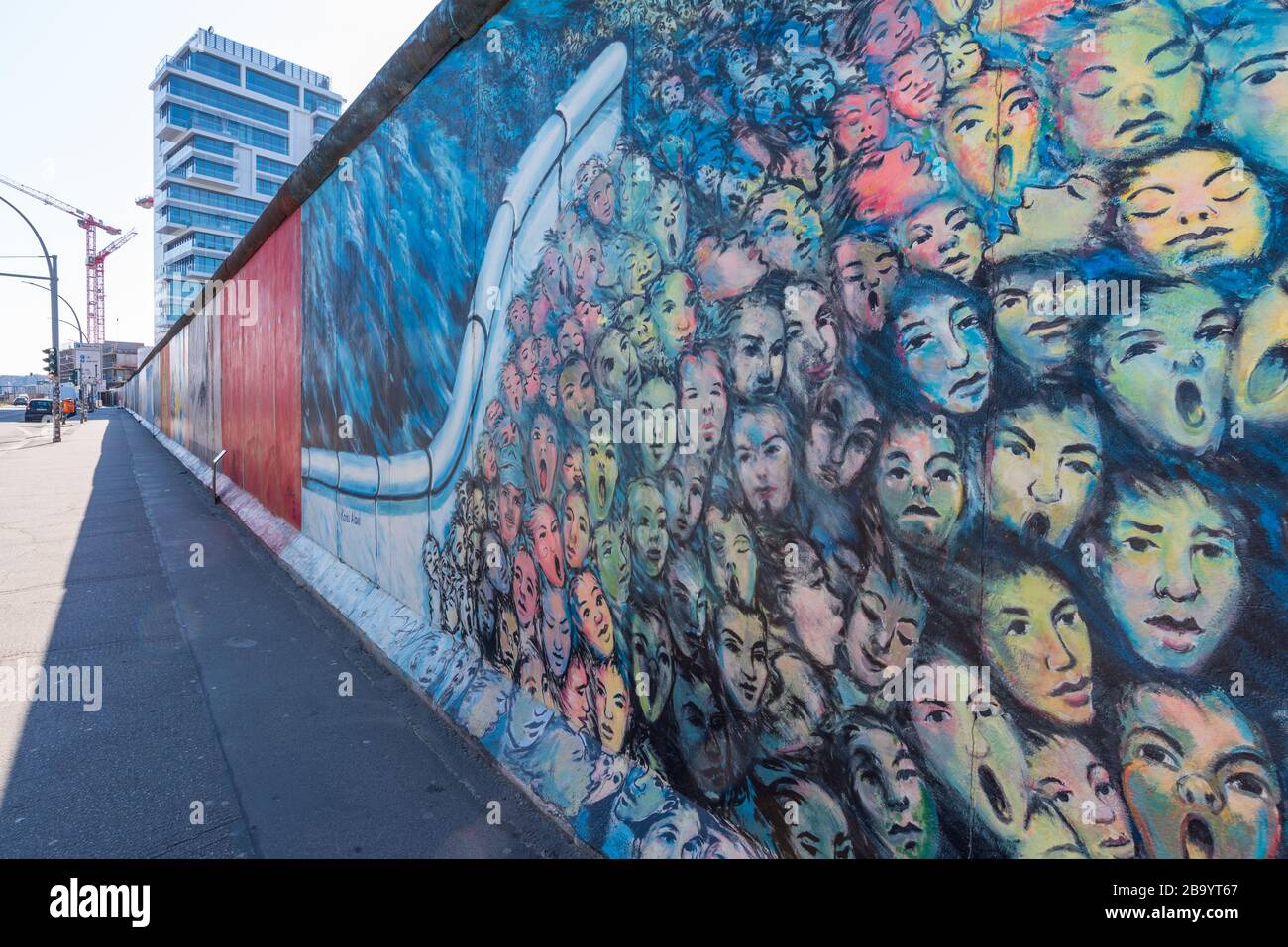 Die East Side Gallery, ein intakter Teil der Berliner Mauer, der in der Regel mit Touristen belebt ist, ist aufgrund der Corona-Virusblockierung verlassen Stockfoto
