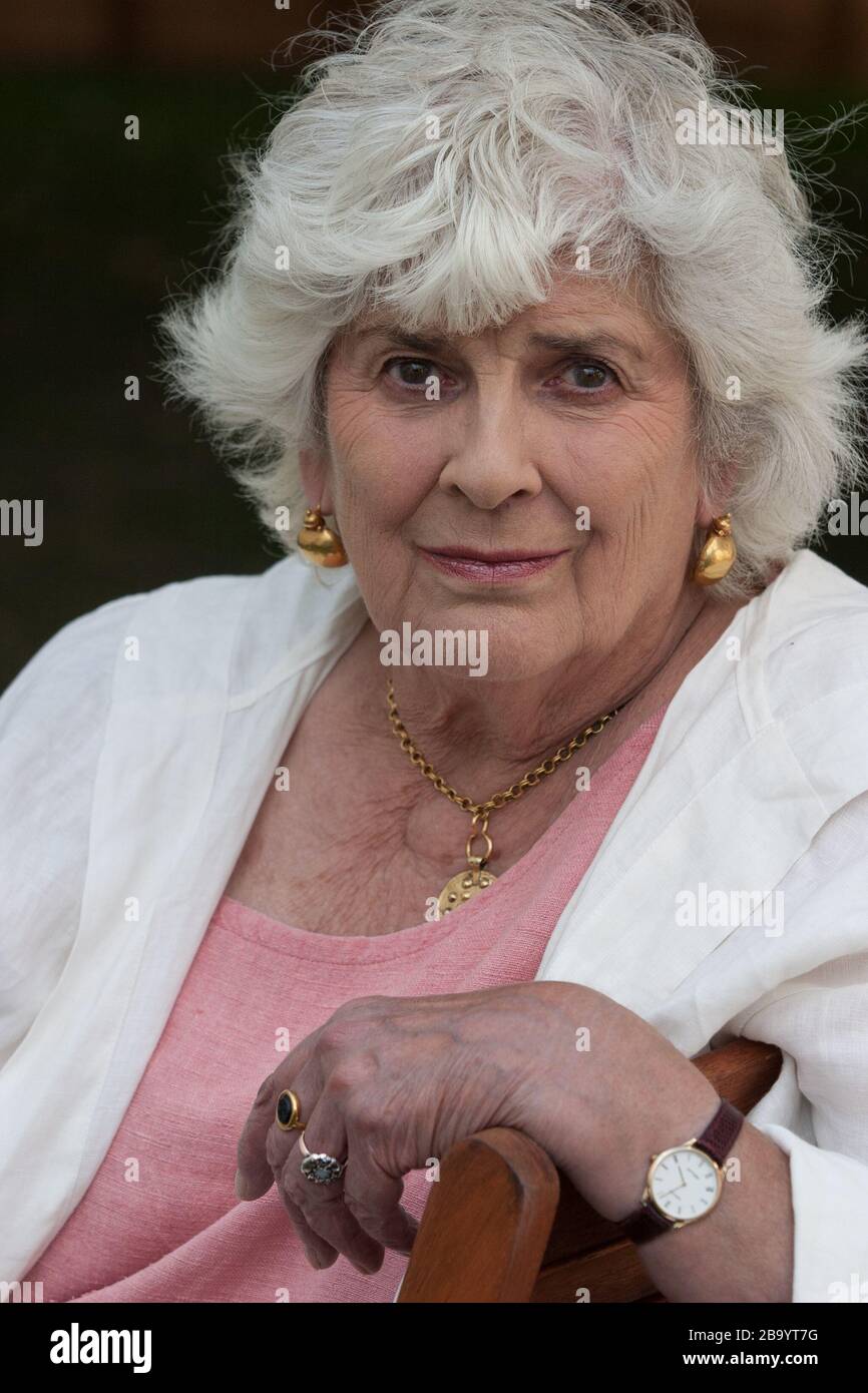 Elizabeth Jane Howard, Romanautorin und Ehefrau von Kingsley Amis, auf dem Edinburgh International Book Festival, Edinburgh, Schottland, August 2003. Stockfoto