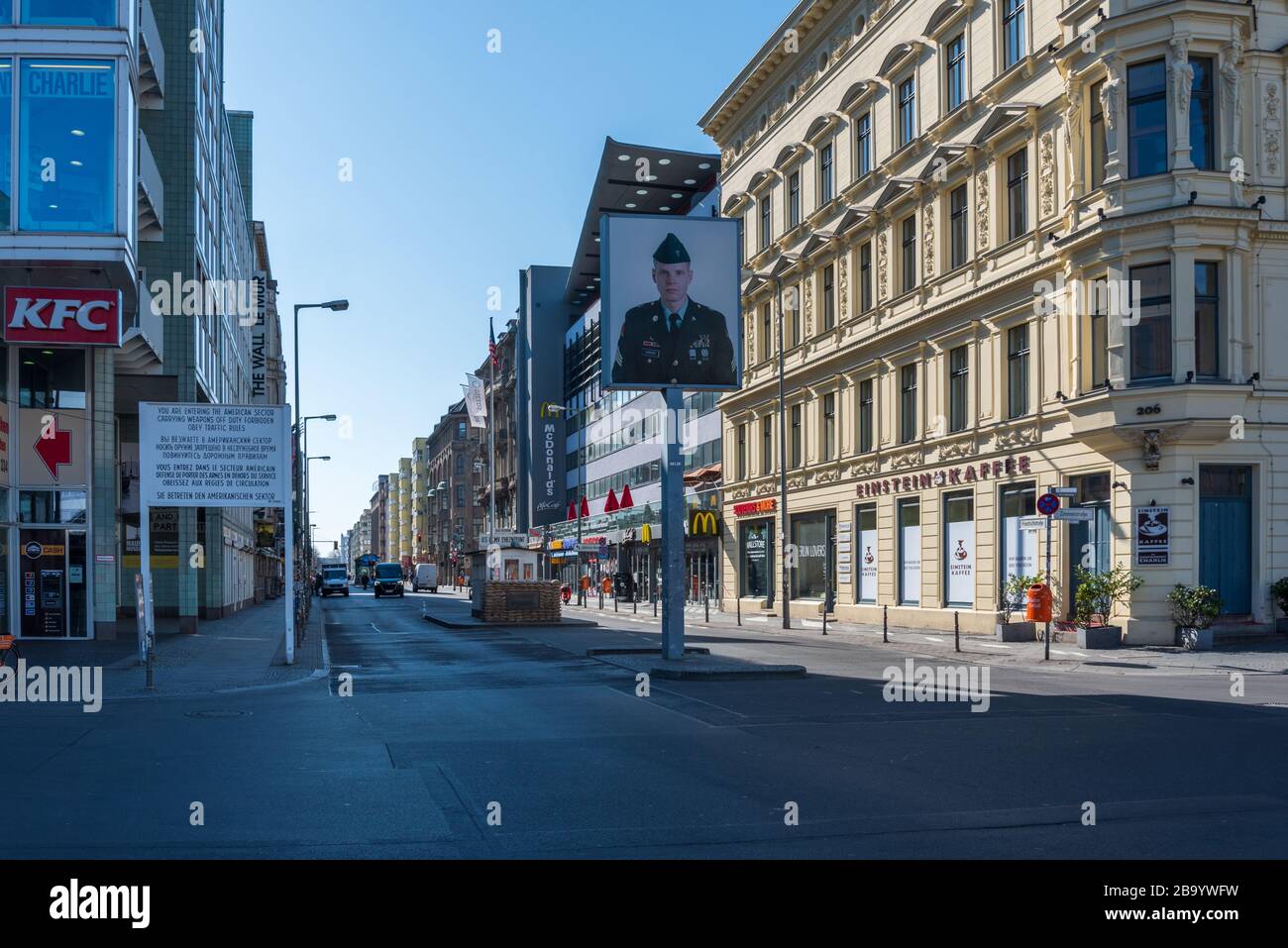 Checkpoint Charlie, eine der wichtigsten Touristenattraktionen Berlins, desertierte während des Lockdowns in der Coronakrise Stockfoto