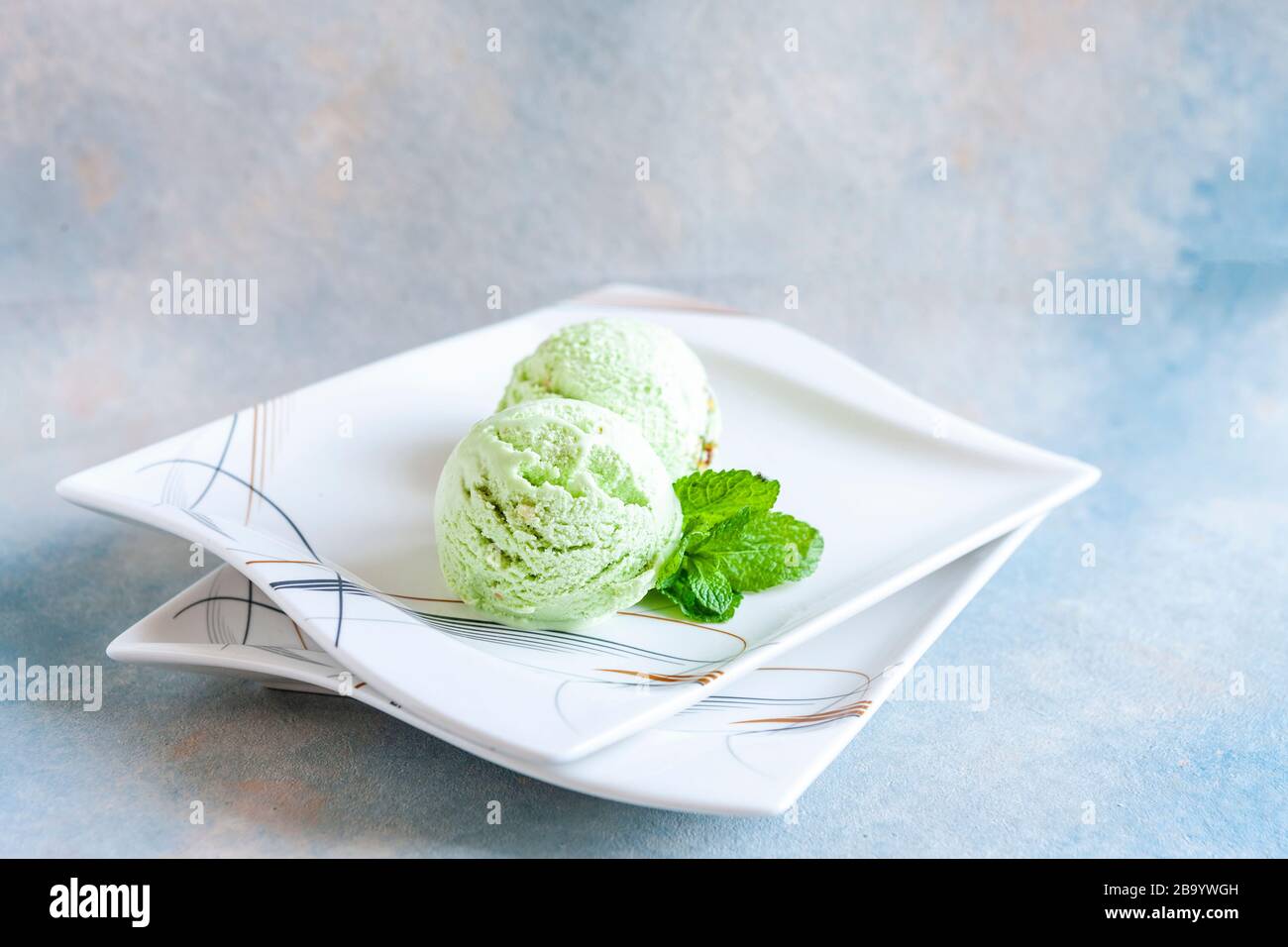 Leckeres hausgemachtes Minzeis mit Minze auf Portionsgericht Stockfoto