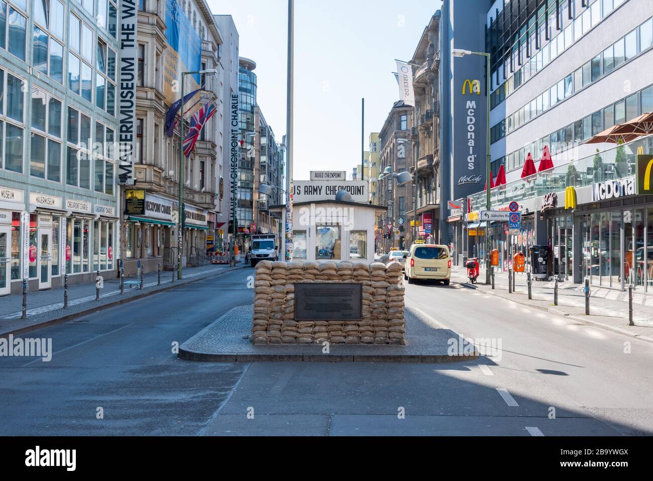 Checkpoint Charlie, eine der wichtigsten Touristenattraktionen Berlins, desertierte während des Lockdowns in der Coronakrise Stockfoto